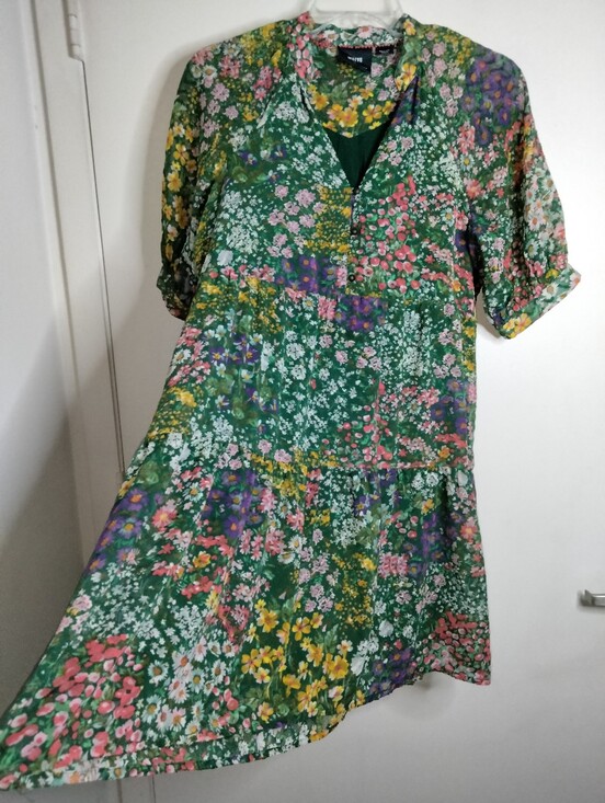 Maeve Dresses & Skirts - Maeve (Sz M) Multicolor Floral V-Neck Semi-sheer SS Tiered Skirt Hem Midi Dress